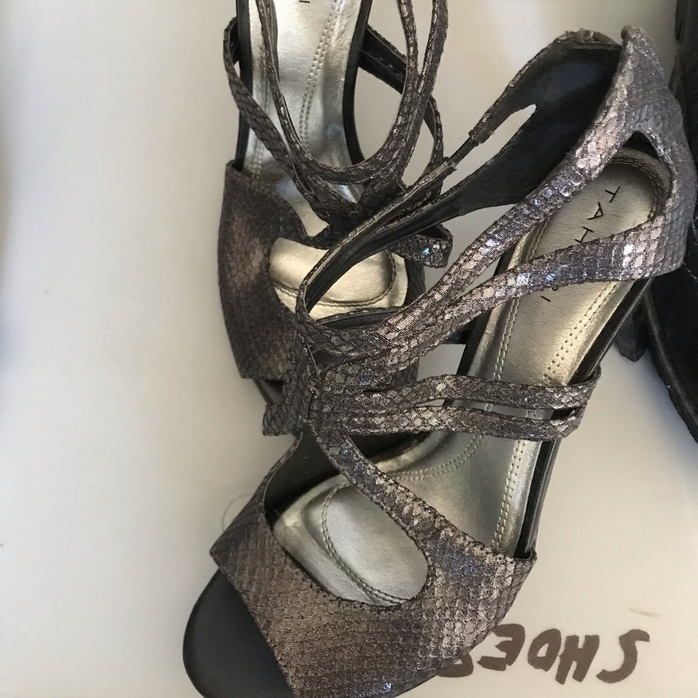 Tahari Choir leather strappy zip heel size 7.5